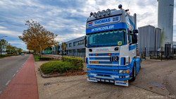 20251019-Tom-Holding-00494